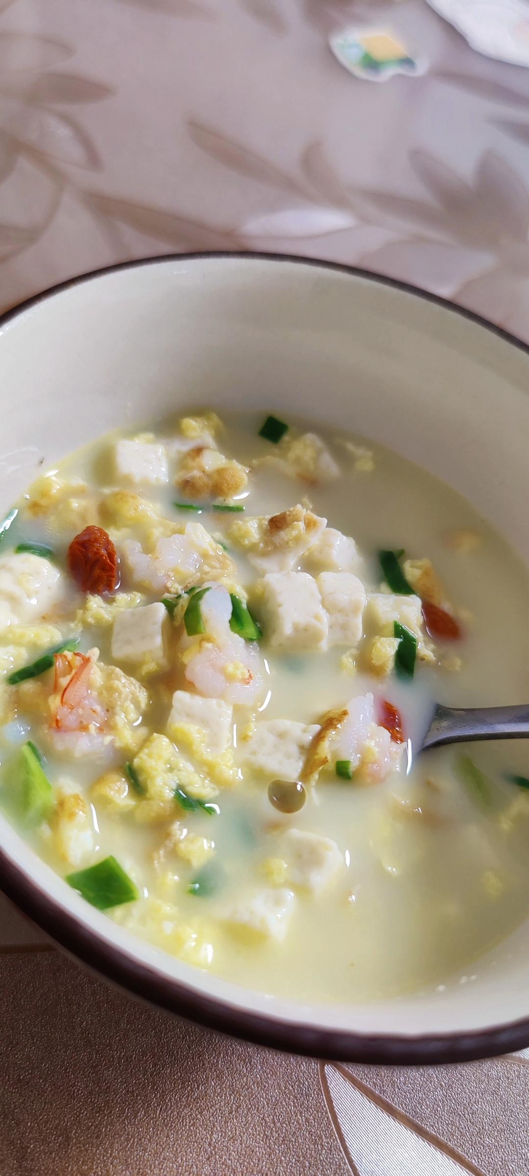 鲜美的虾仁豆腐汤