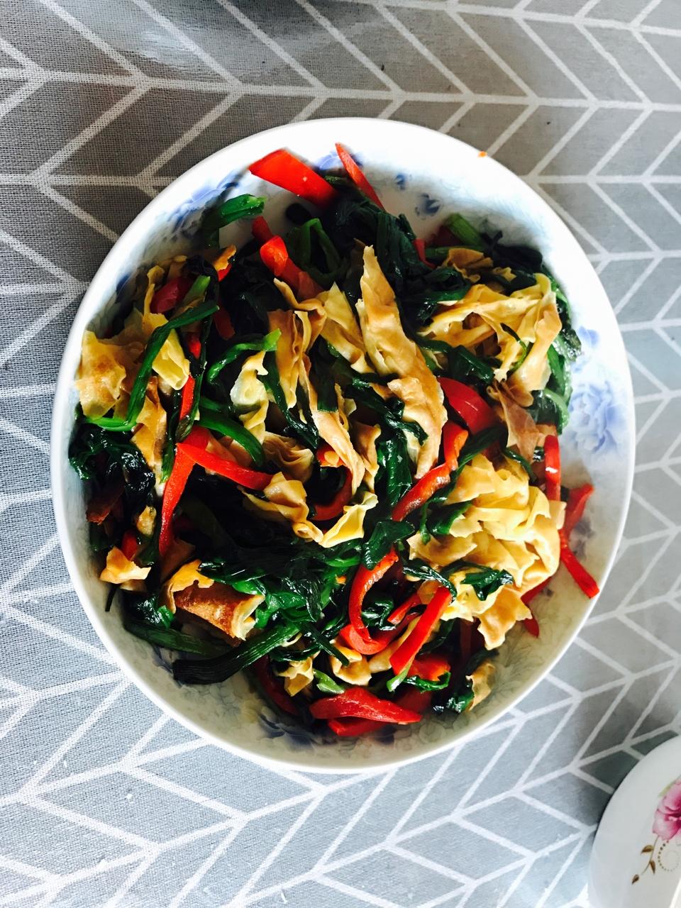 锅巴皮炒韭菜的做法