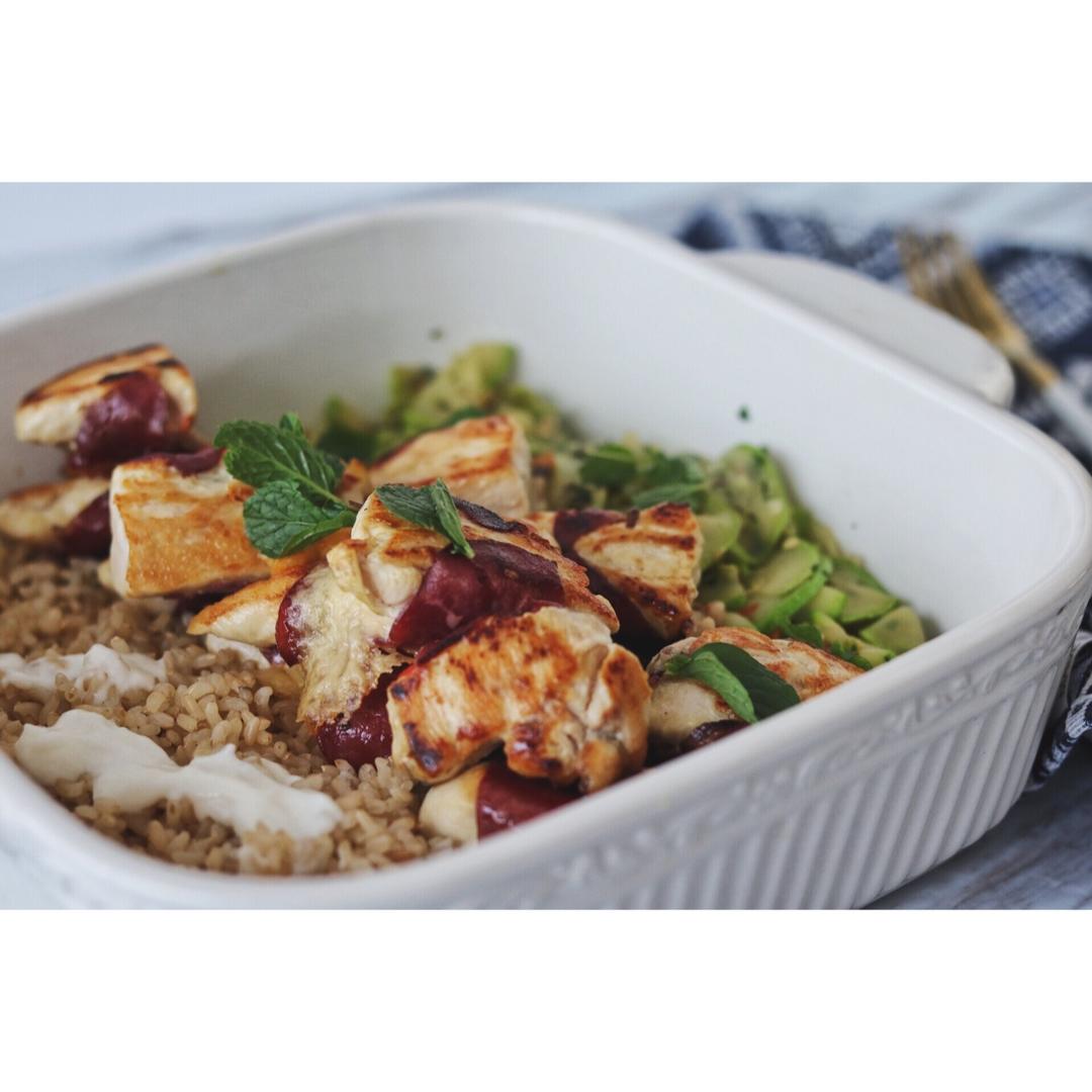 希腊加意式风味的薄荷西葫芦煎鸡胸佐糙米