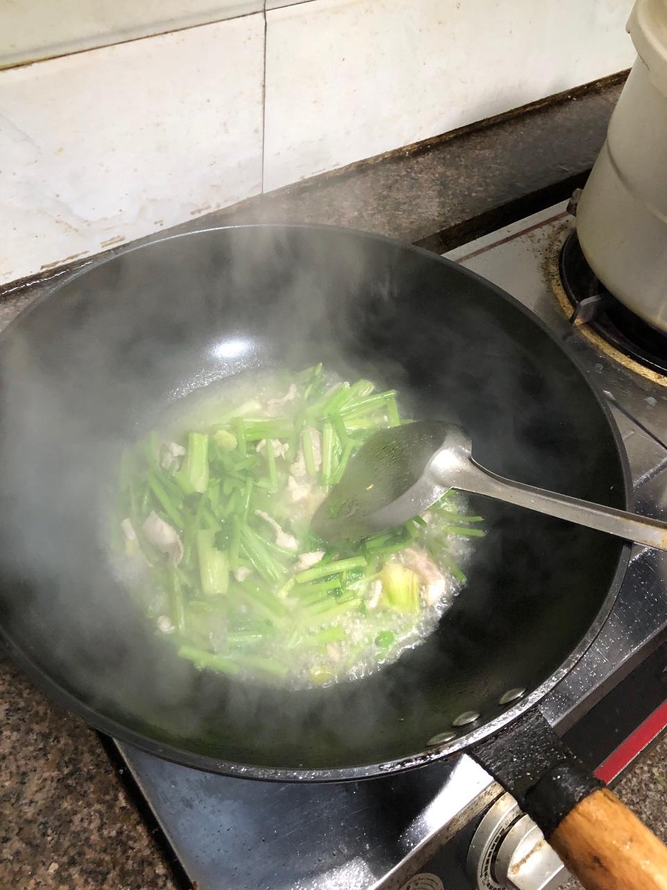 芹菜炒肉的做法 步骤5