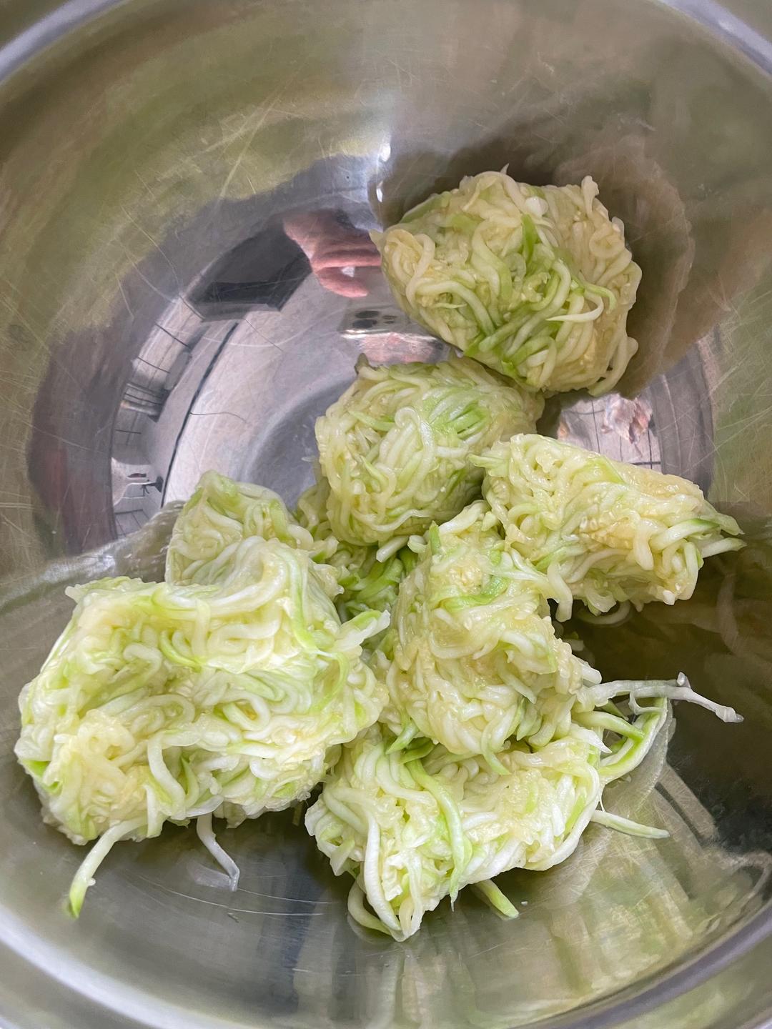 西葫芦鸡蛋水饺皮蒸包的做法 步骤3