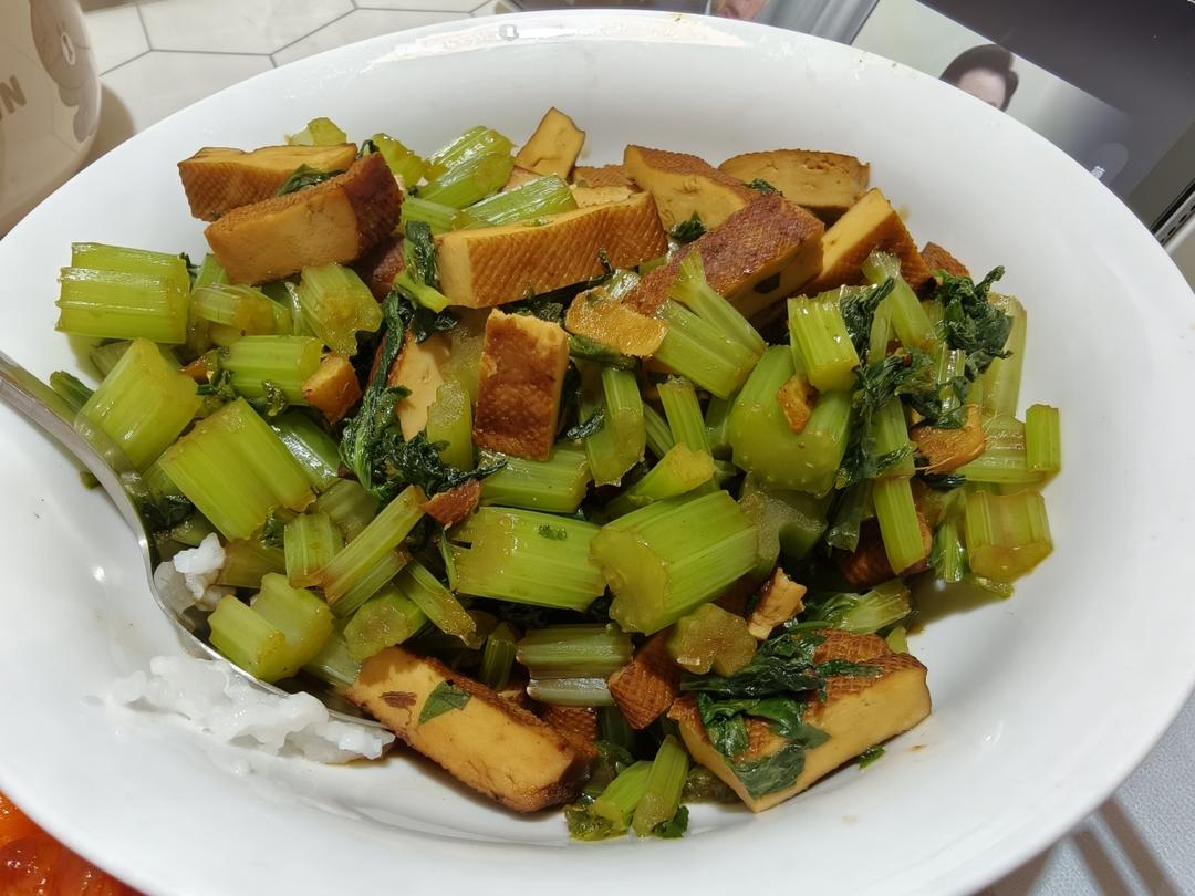 午餐晚餐简单快手下饭菜芹菜炒香干