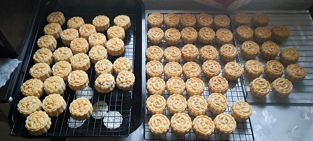 新手做50克的莲蓉蛋黄月饼