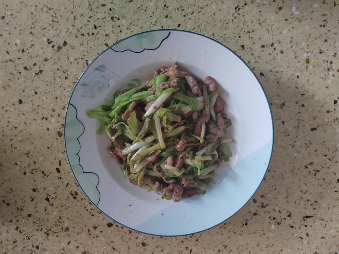 韭黄炒肉丝 ➰韭黄不只炒鸡蛋才好吃啊😋