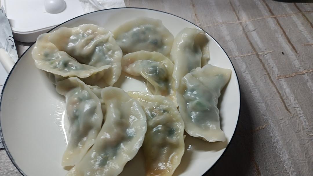 韭菜猪肉饺子(附擀皮和最简单的饺子包法)