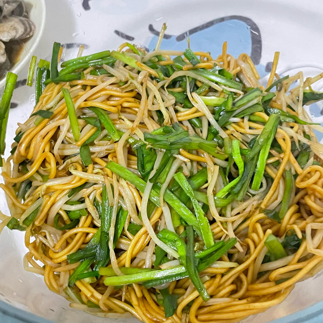 韭菜豆芽猪肉炒面