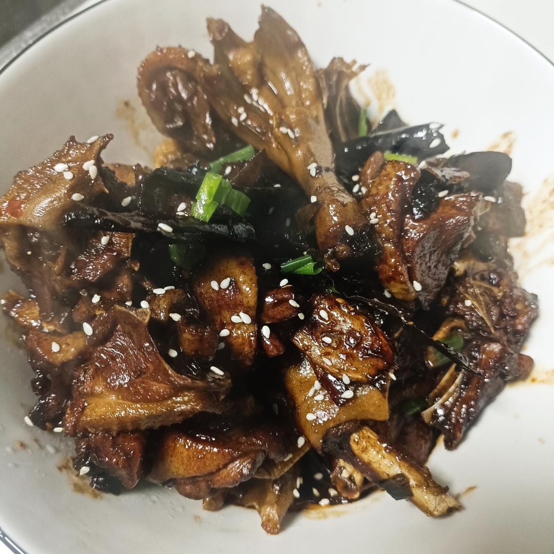 传统正宗的啤酒鸭配方和做法，鲜嫩香浓，只需炒千万不要焯水