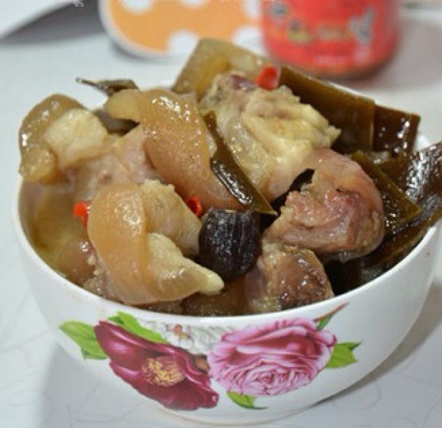 腊猪蹄炖海带的做法