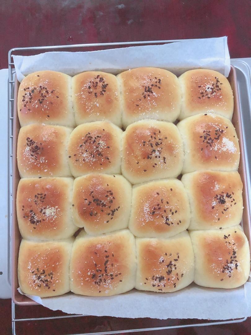 酥软奶香味椰蓉小面包