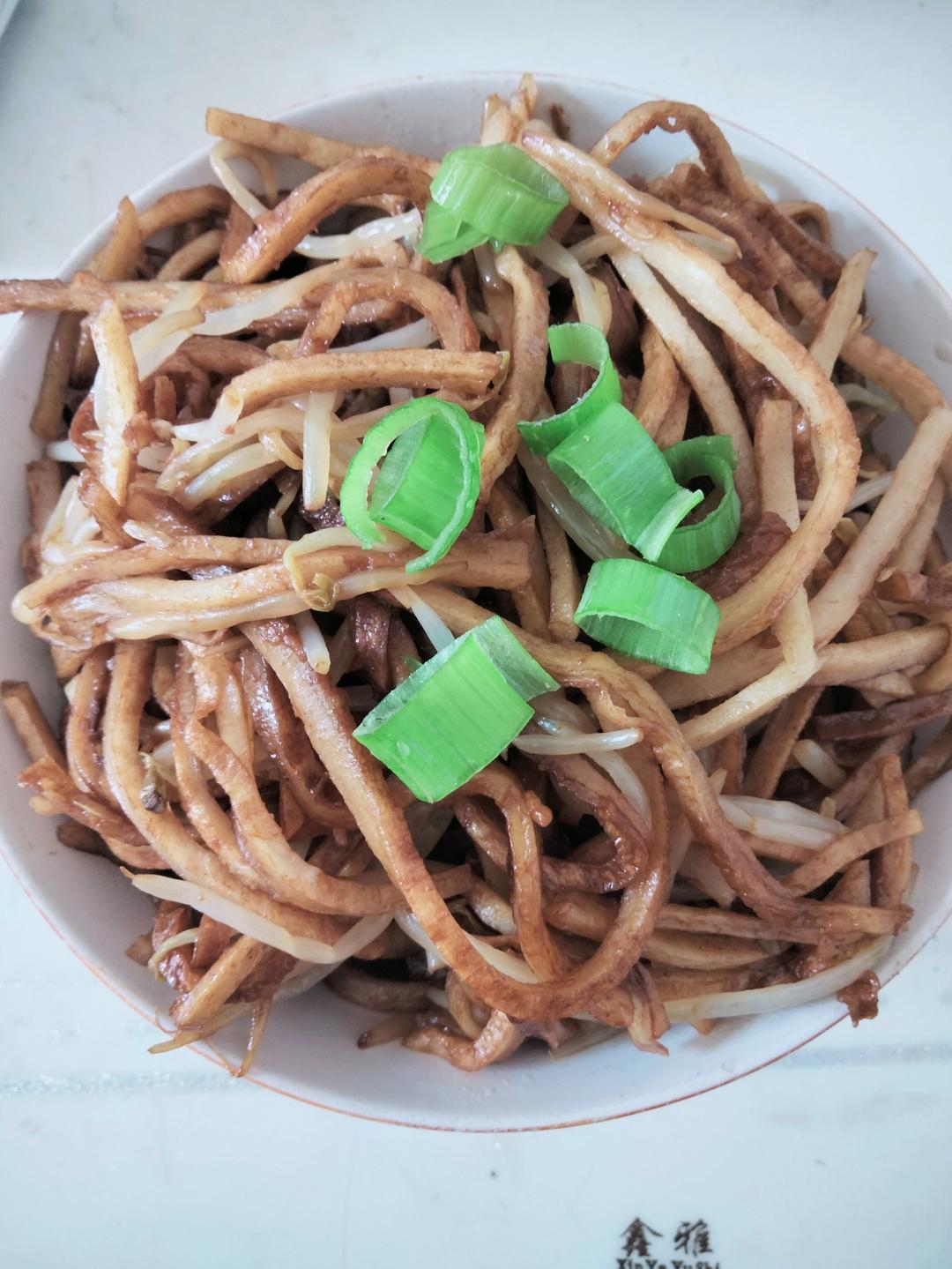 北方特色焖饼豆芽炒饼