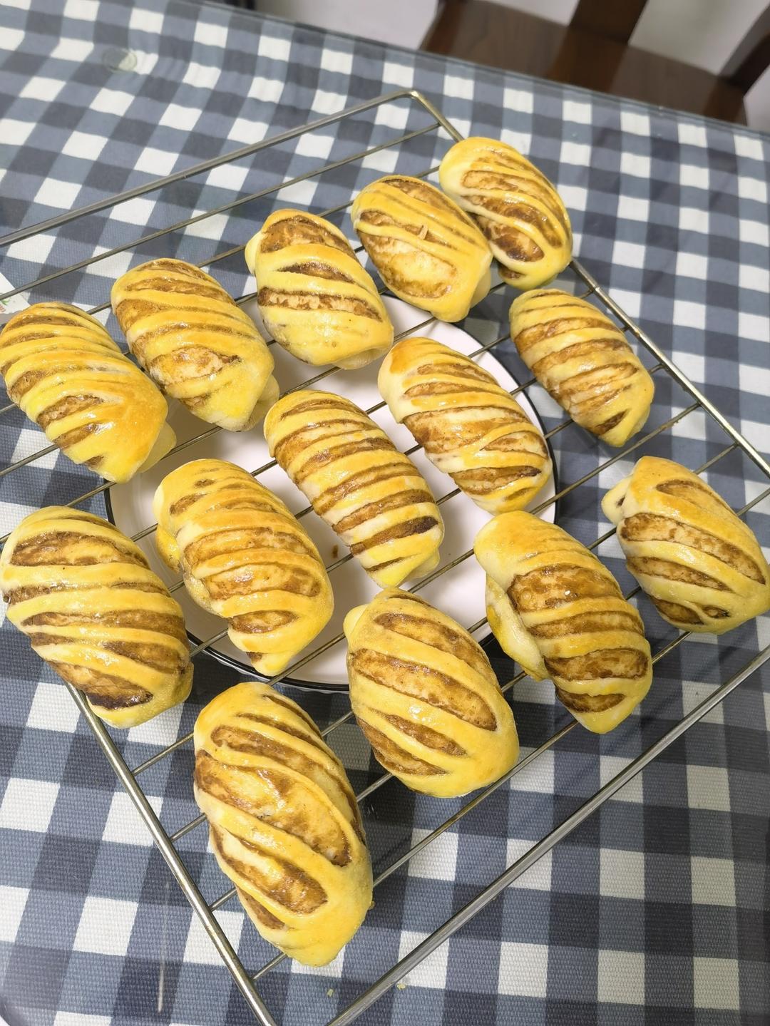 红豆沙面包卷——好吃得不得了#皮黑森林#