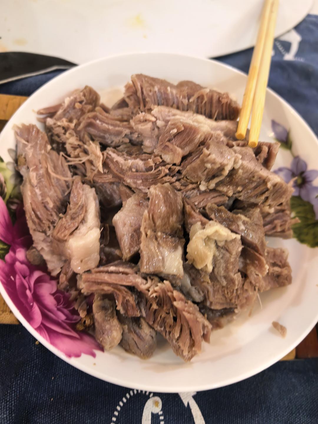 鲜嫩多汁的盐水梅花骨