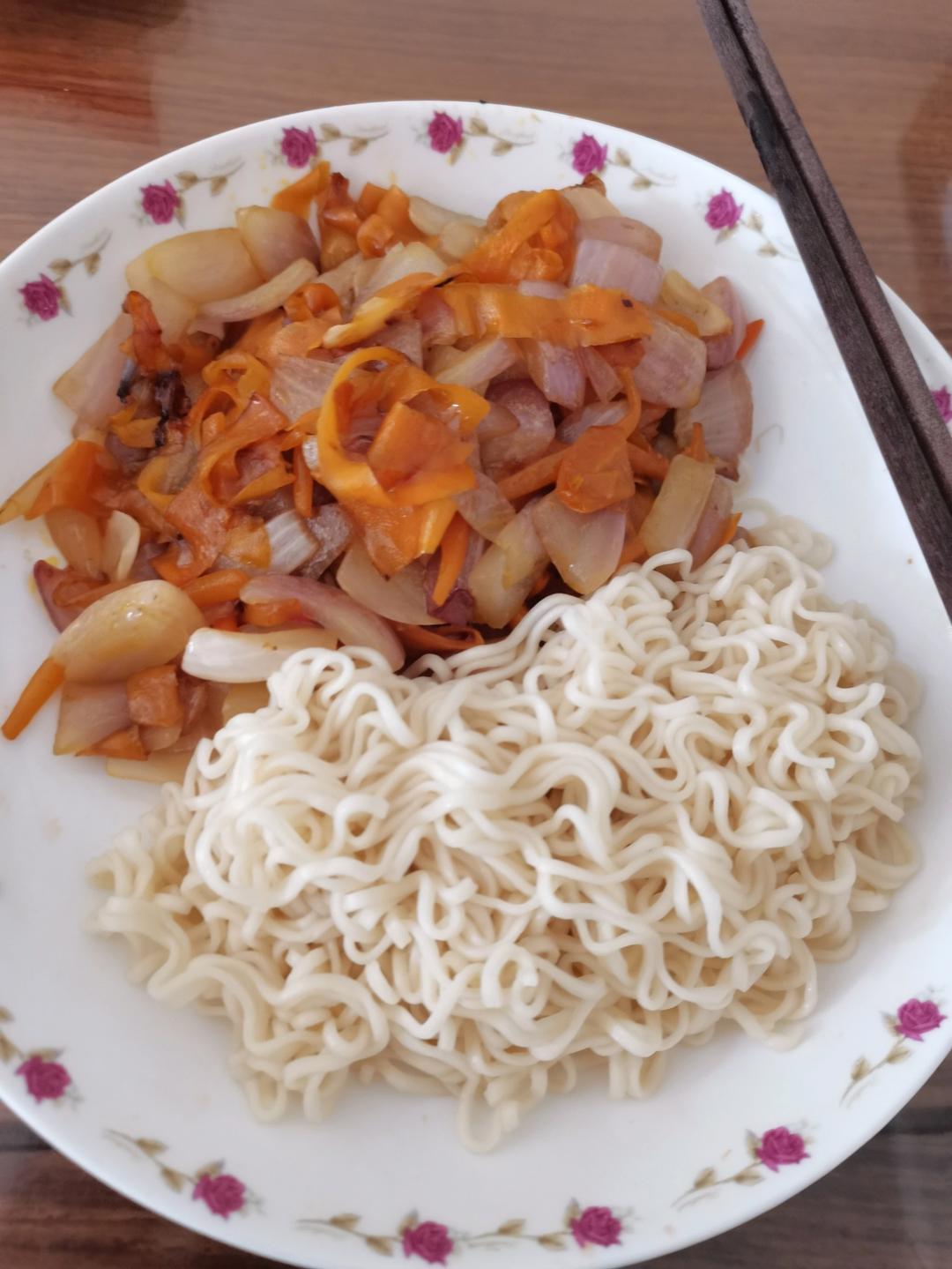 胡萝卜炒洋葱（简单家常菜）