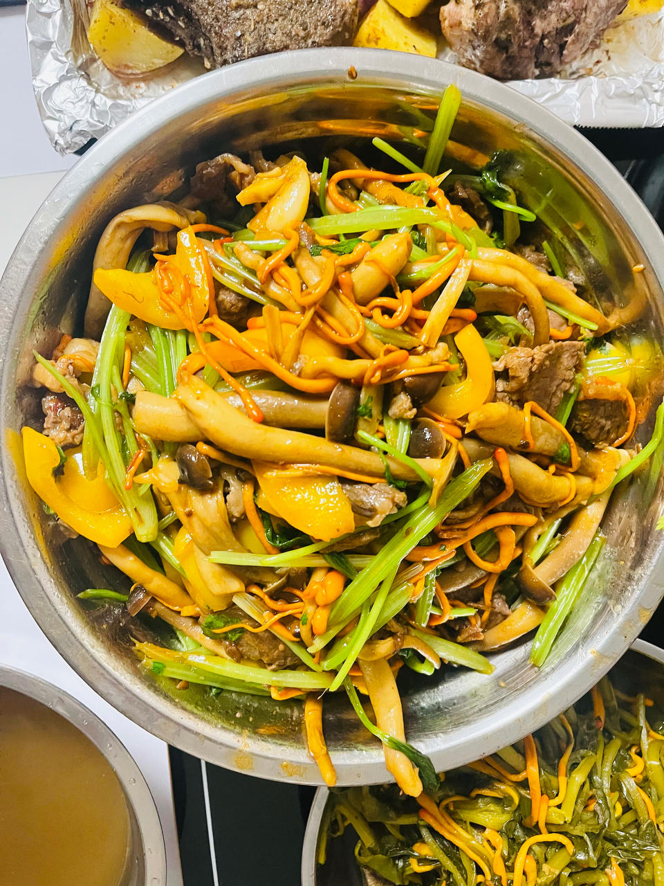 粤式茶树菇干锅牛五花