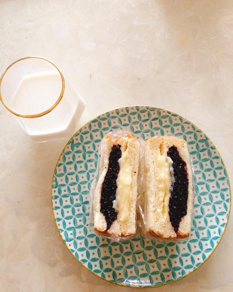 满口奶酪的紫米面包