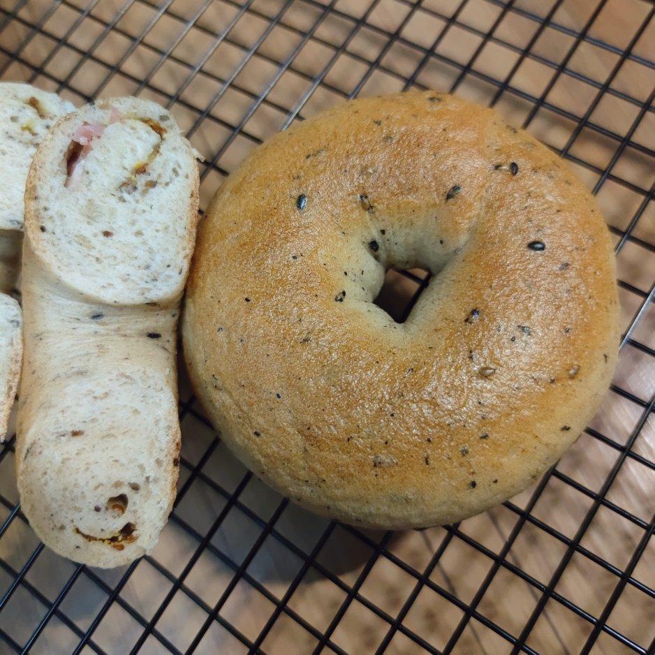 黑芝麻贝果和芥末籽培根贝果