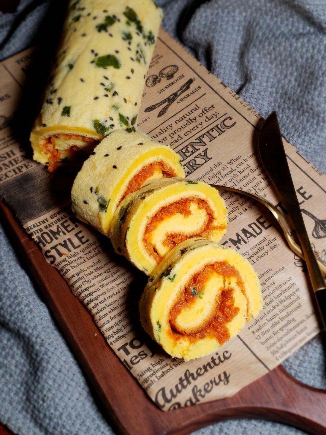 撒满肉松和香葱来块咸香的点心—香葱辣松蛋糕卷