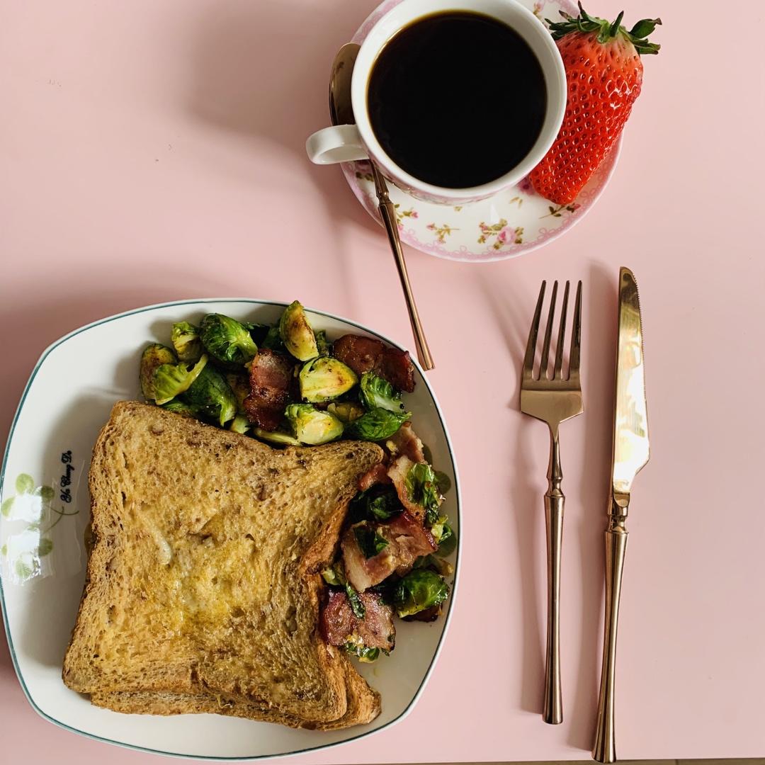 适合闺蜜聚会的小菜：黄油风味培根炒孢子甘蓝