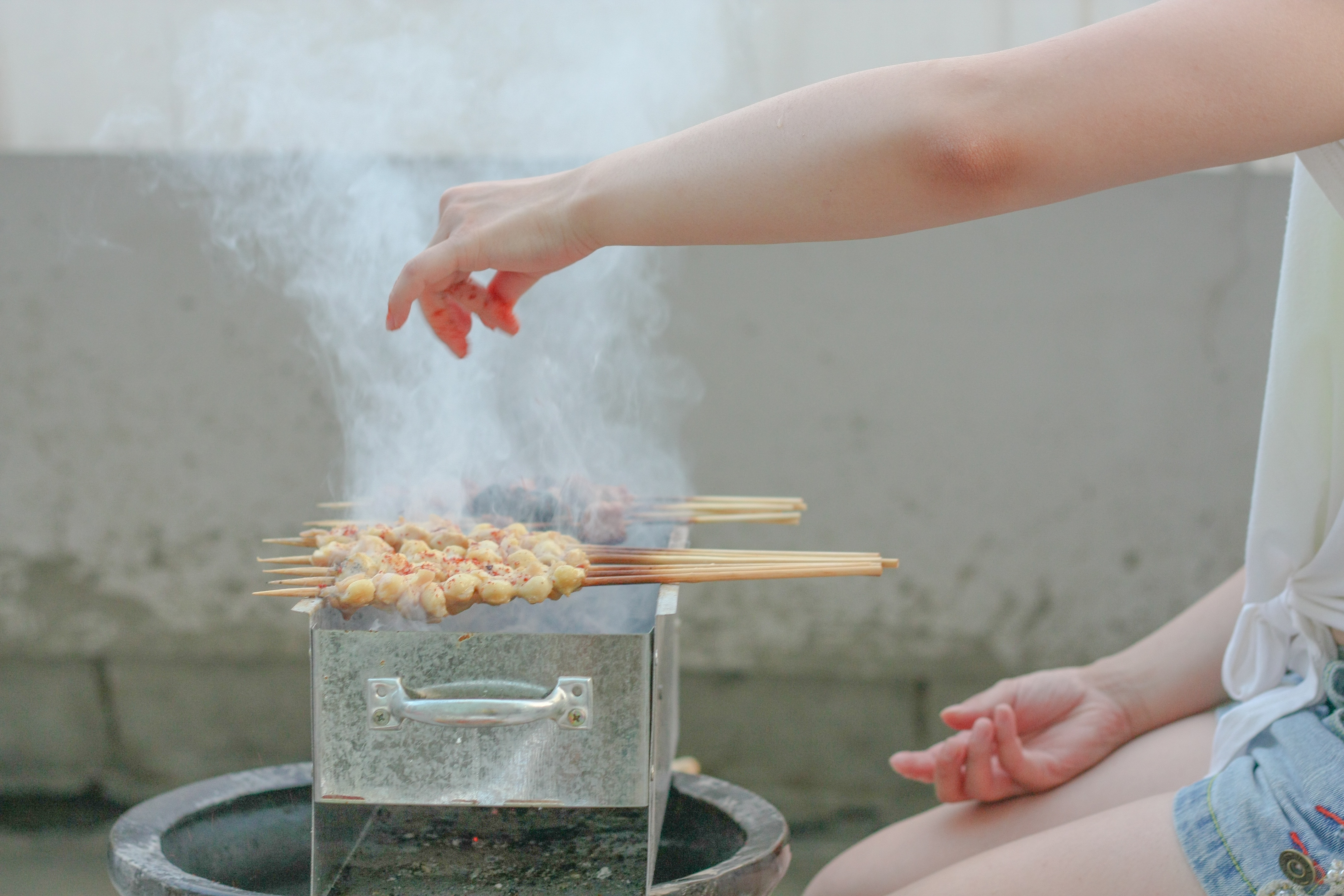 天台烧烤趴，物业知道嘛？