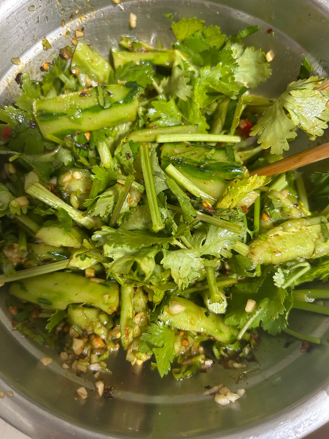 厨师长教你：“青瓜拌皮蛋”的家常做法，酸辣爽脆，简单美味