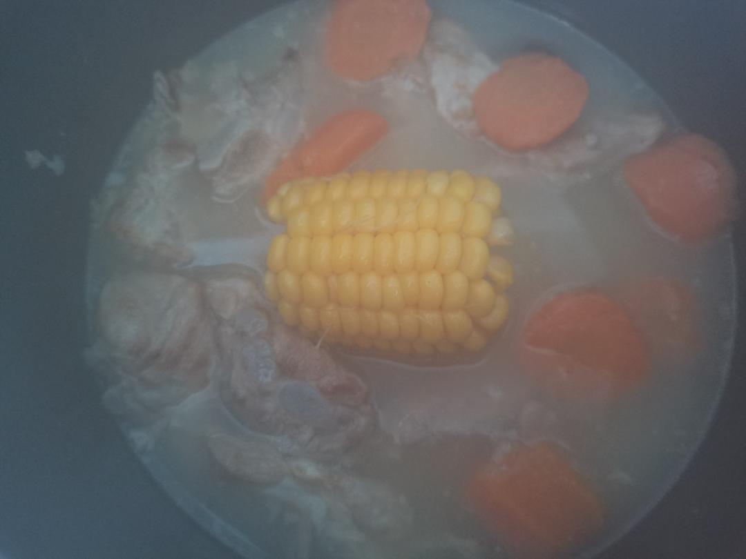 滋补养生 —— 玉米胡萝卜清炖排骨汤🌽