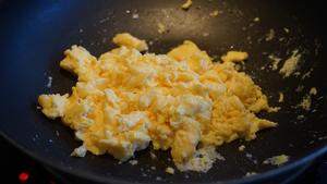青椒炒鸡蛋【任何炒鸡蛋系列】如何炒出焦香诱人的青椒炒蛋的做法 步骤3