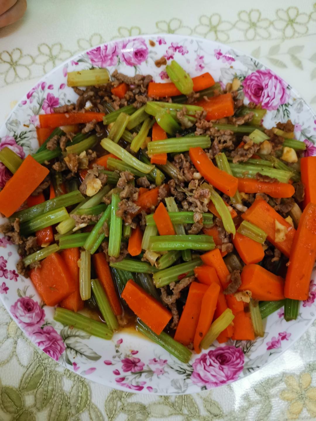 下饭神器又来了，试试这道芹菜炒牛肉！！
