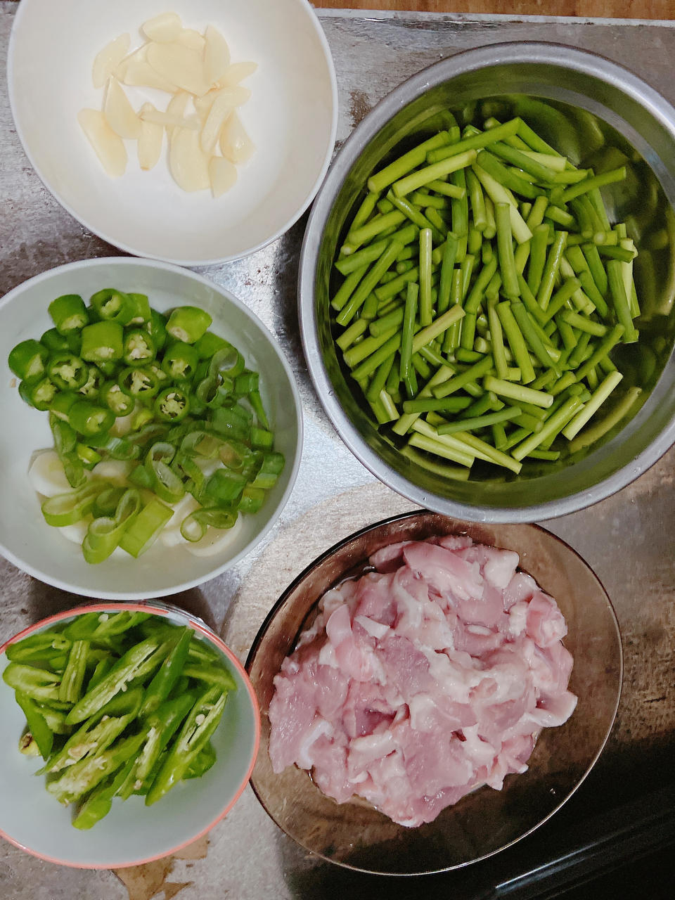 简单易做的下饭菜－蒜苔炒肉