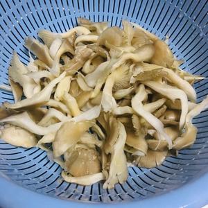 电饭锅平菇肉汤/懒人食谱的做法 步骤1