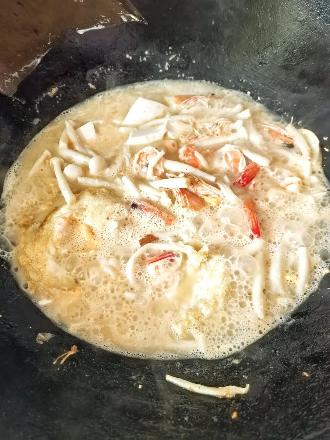 鲜虾菌菇豆腐汤
