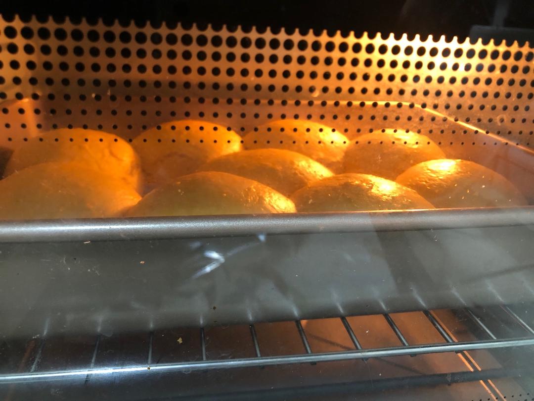 甜蜜柔软樱桃果酱小餐包