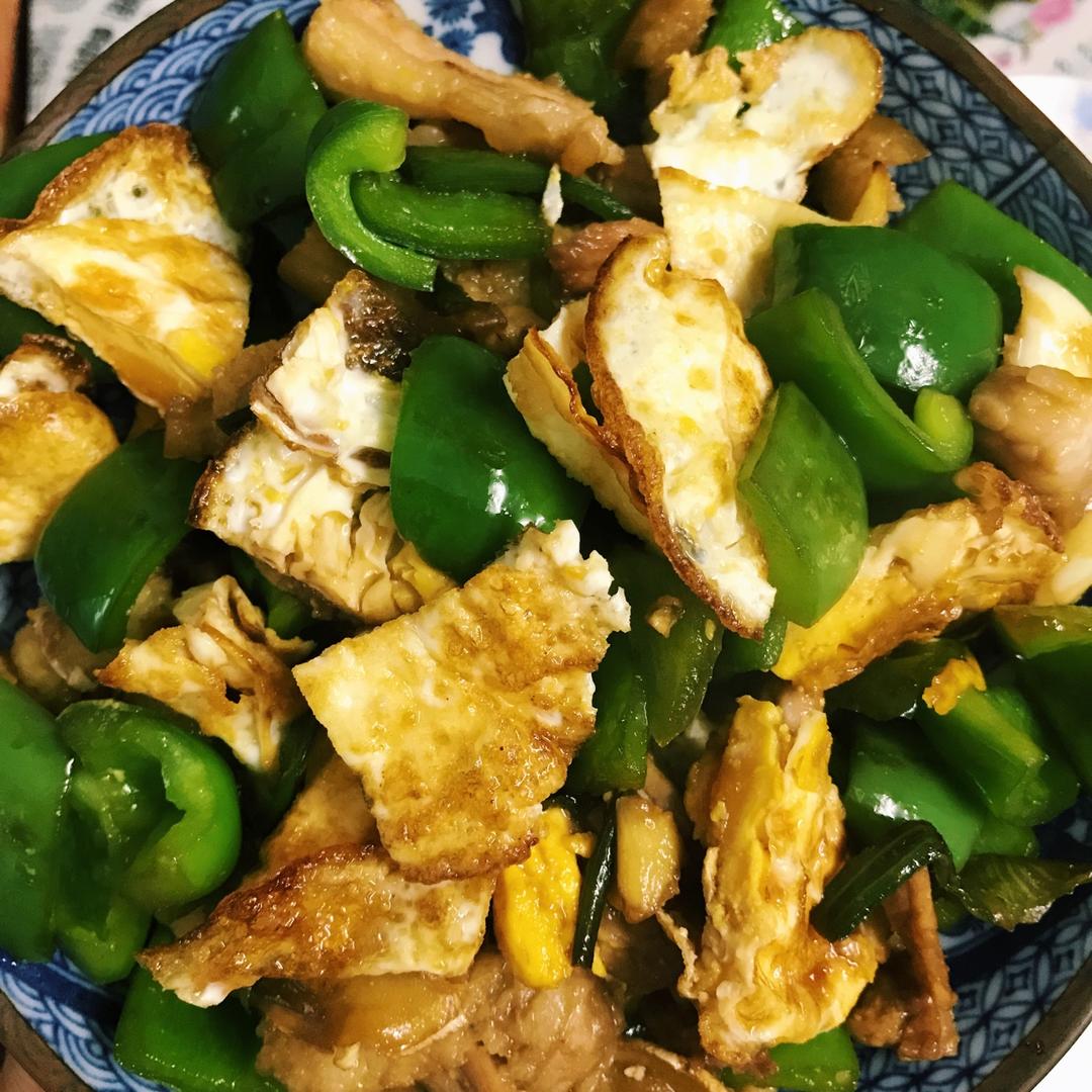 阿贝师傅做的荷包蛋炒五花肉,简单味美又下饭