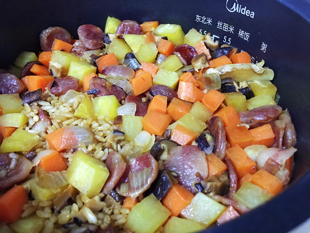 排骨腊肠香菇土豆胡萝卜闷饭电饭锅版