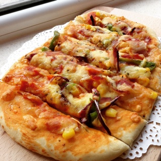 薄饼脆皮火腿pizza