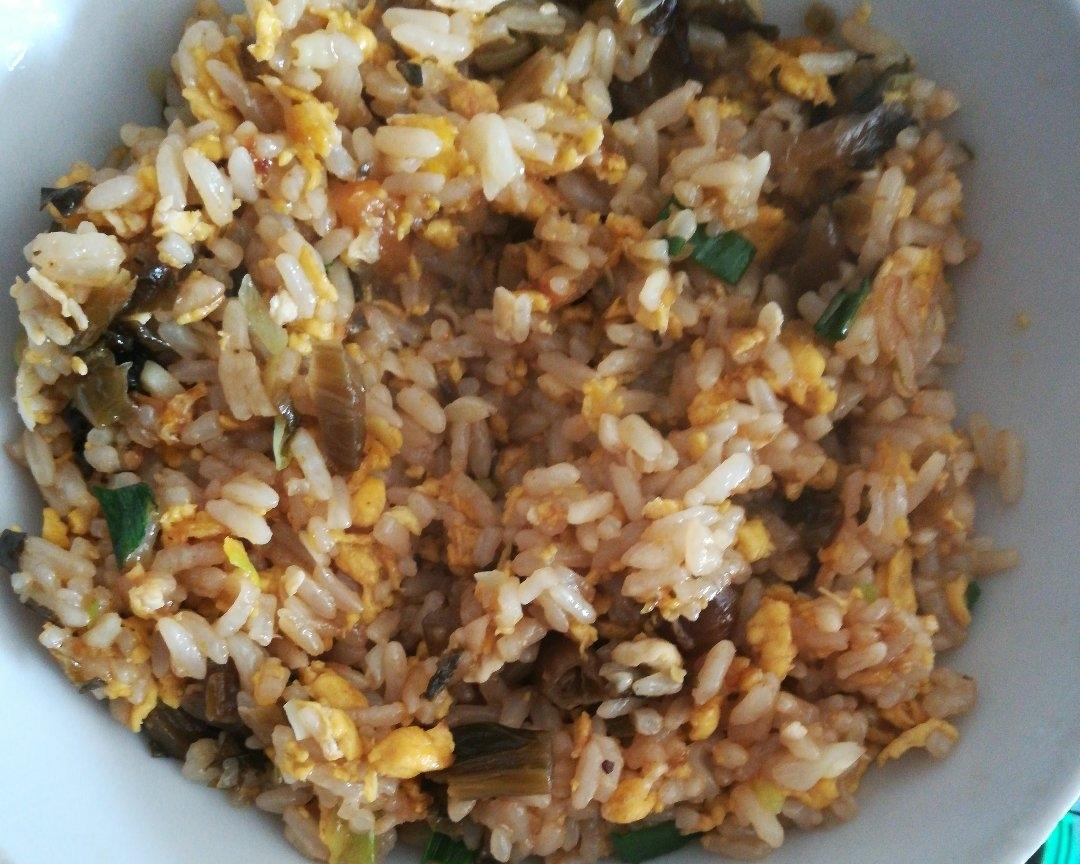 酸菜蛋炒饭的做法