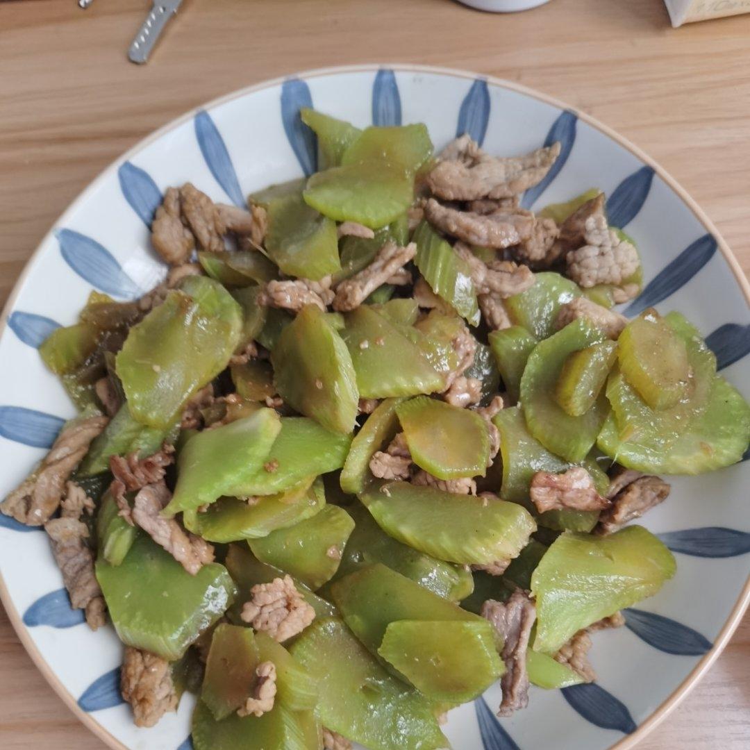 简单好吃下饭的莴笋炒肉来啦！