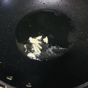 蚕豆米炒鸡蛋的做法 步骤4