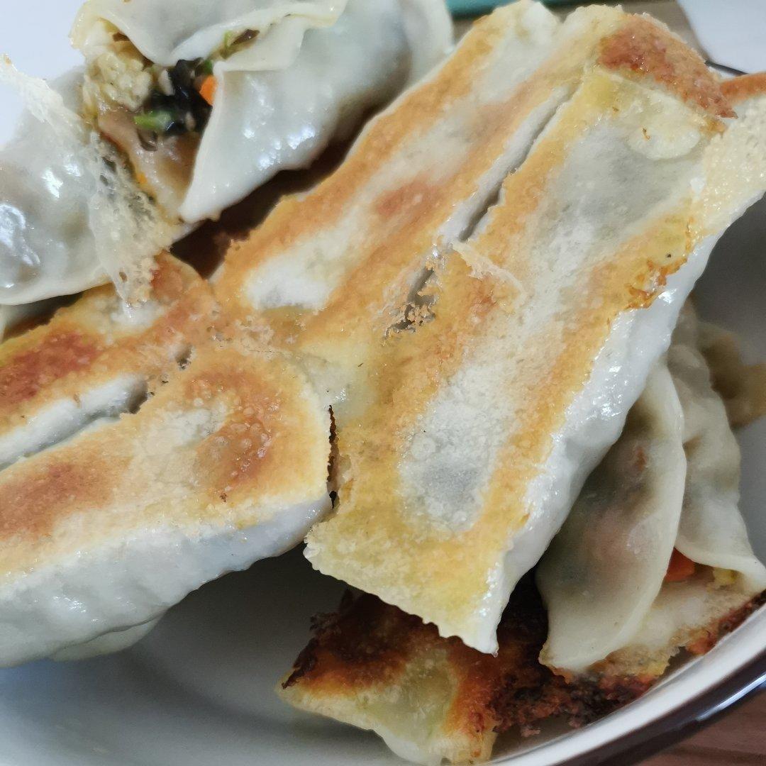 外酥里嫩三鲜小锅贴