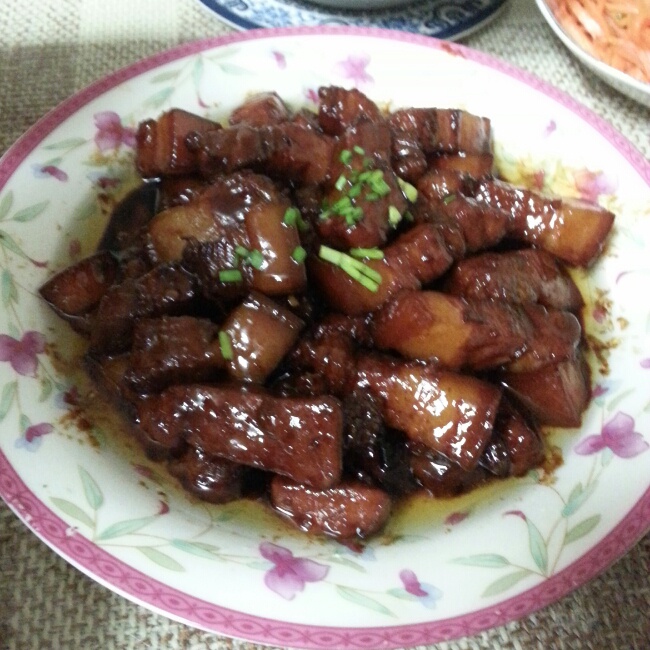 吃着碗里望着锅里的红烧肉