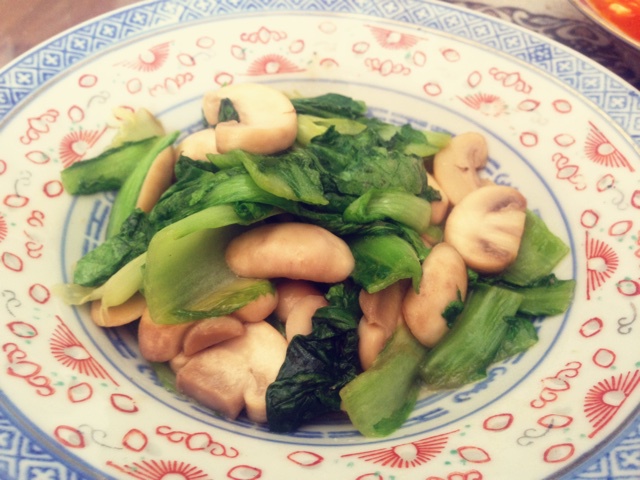 手捏菜炒蘑菇