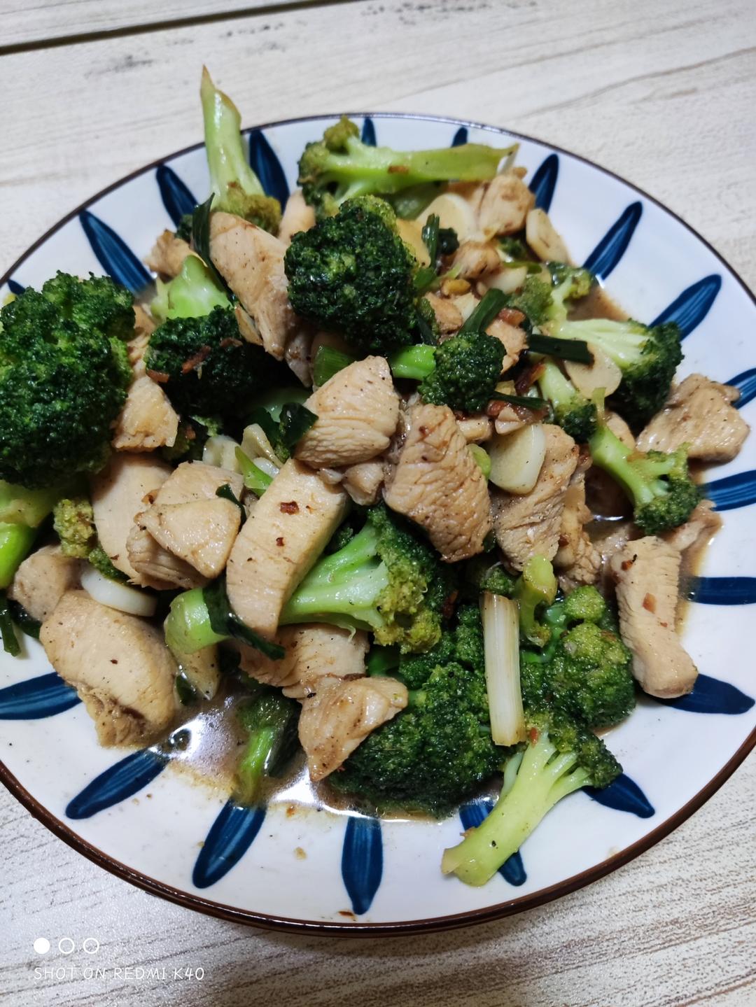鸡胸肉炒西兰花