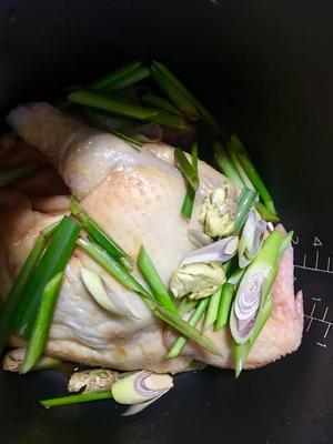 电饭锅焗香茅鸡的做法 步骤4