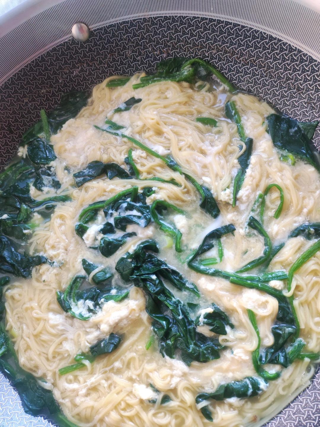 菠菜鸡蛋清汤面