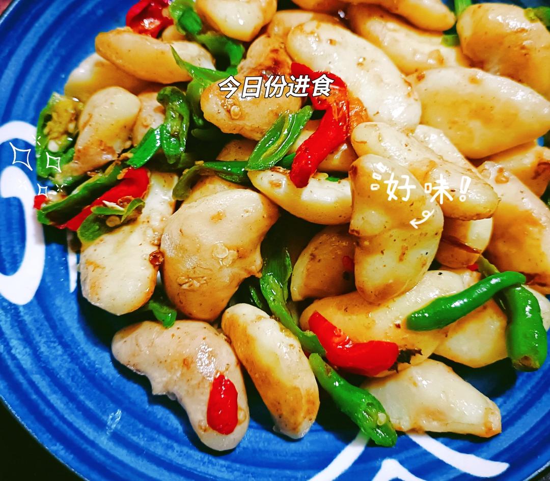 清炒嫩菱角，味道甘甜，小孩子好喜欢吃