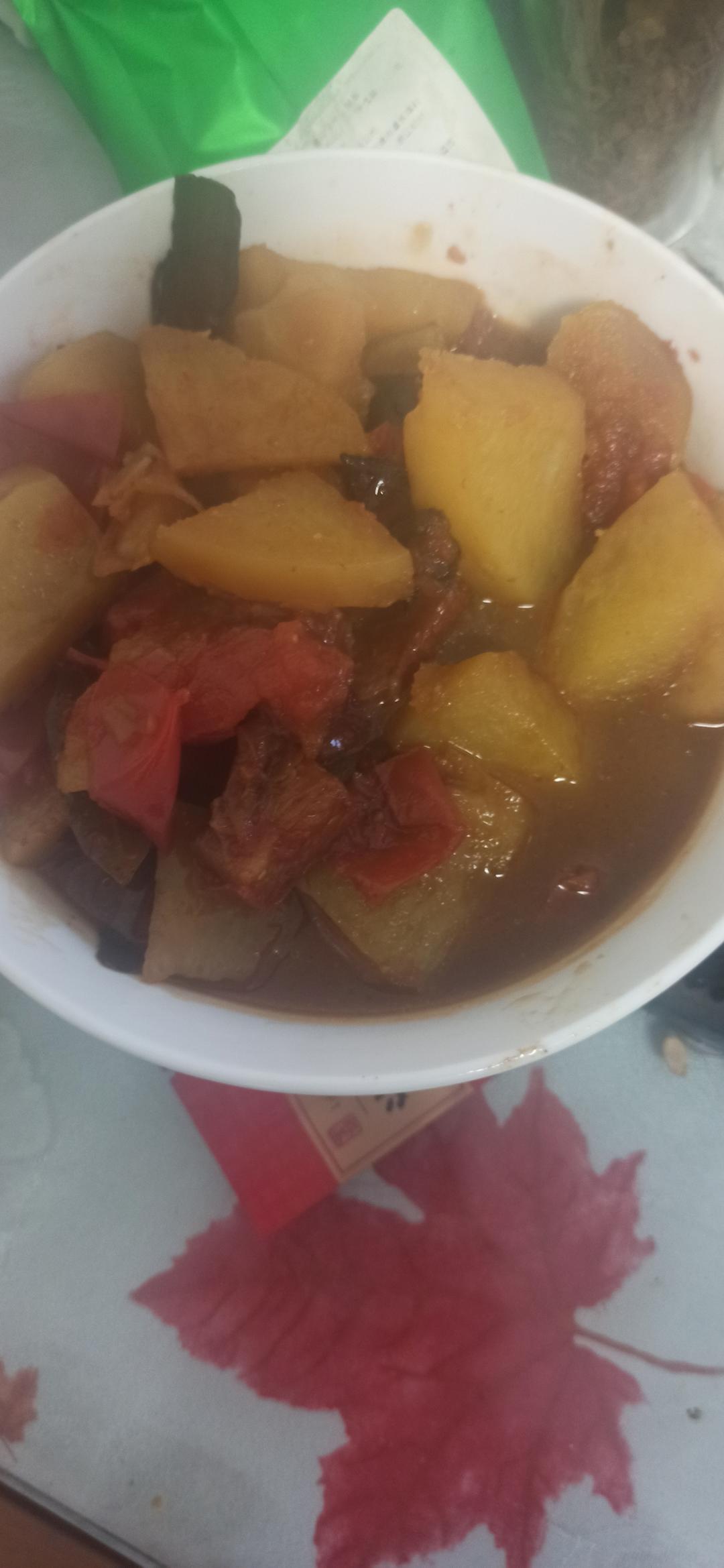 开胃下饭的番茄土豆炖牛腩，牛肉软烂入味，好吃到连汤都不剩