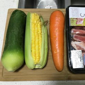 青红萝卜玉米汤的做法 步骤1
