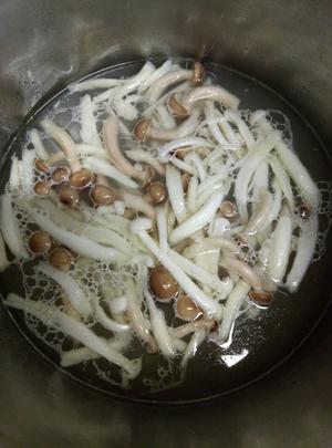 菌菇汤——大骨头汤熬制的做法 步骤3