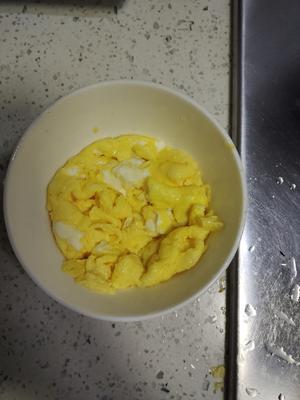 青椒香肠炒蛋的做法 步骤3