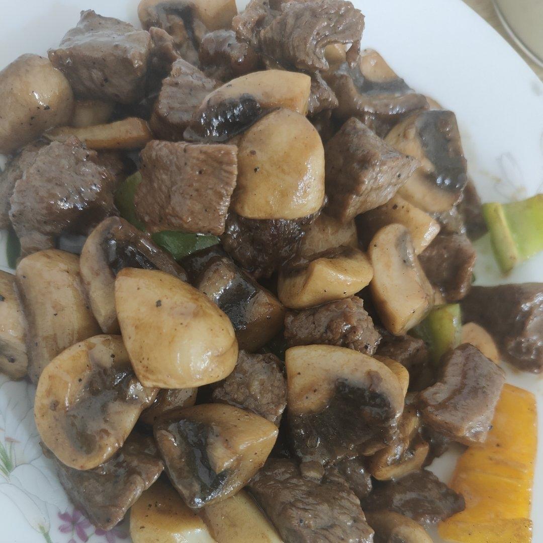 黑椒牛肉粒炒口蘑
