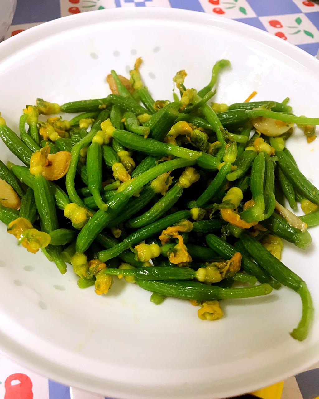 清炒顶花黄瓜仔